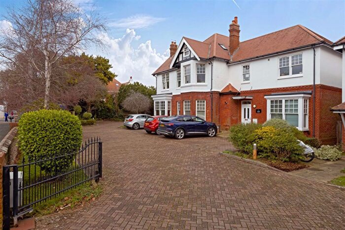 2 Bedroom Flat For Sale In West Avenue, Worthing, BN11