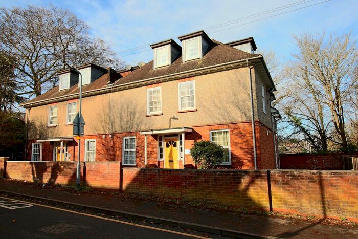 2 Bedroom Flat To Rent In Ludlow Road, Maidenhead, Berkshire, SL6