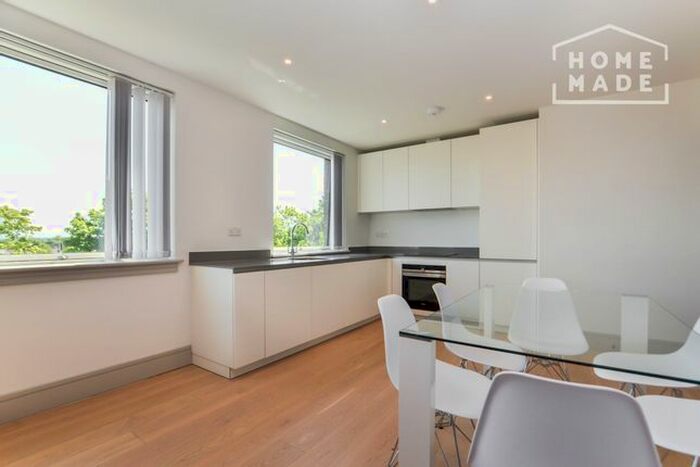 3 Bedroom Flat To Rent In Coomb House, Isleworth, TW7