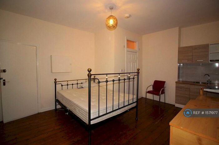 Studio To Rent In West Green Road, London, N15