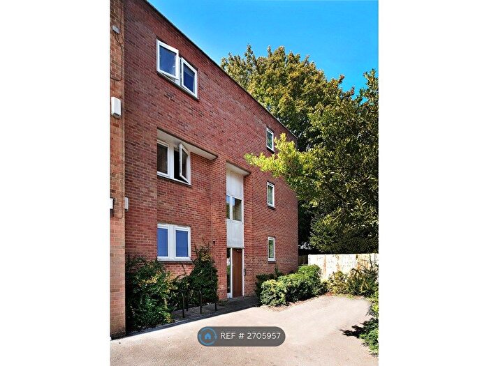 3 Bedroom Flat To Rent In Sparkford Close, Winchester, SO22