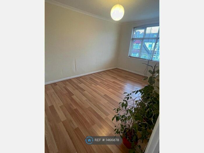3 Bedroom Flat To Rent In First Floor, Mitcham, CR4