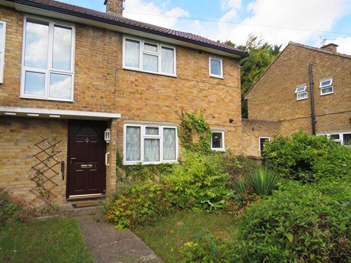 3 Bedroom Semi-Detached House For Sale In Harrowden Road, Luton, LU2