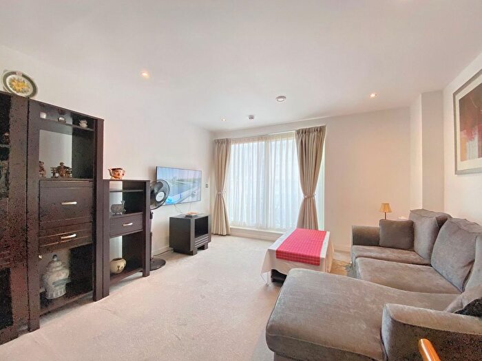 2 Bedroom Flat To Rent In High Street, Uxbridge, UB8