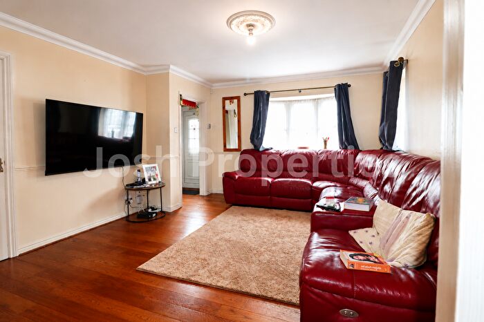 3 Bedroom Semi-detached House To Rent In Heathfield Park Drive, Romford, RM6