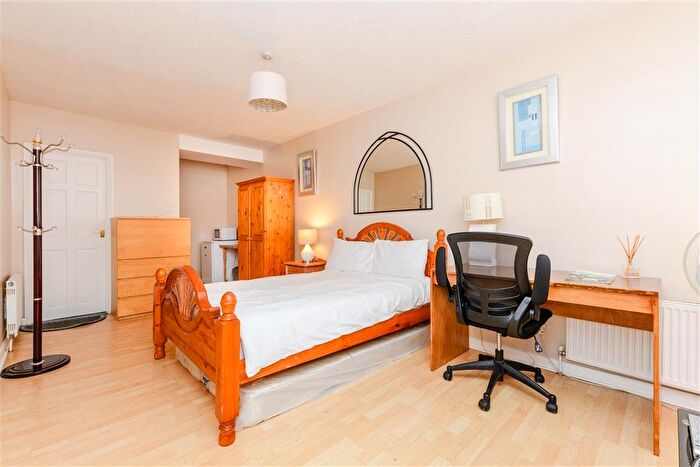 5 Bedroom Semi-Detached House For Sale In Northumberland Avenue, Welling, Kent, DA16