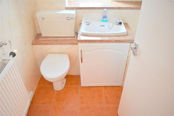 2 Bedroom Flat To Rent In Carwadric Road, Thornliebank, Glasgow, G46