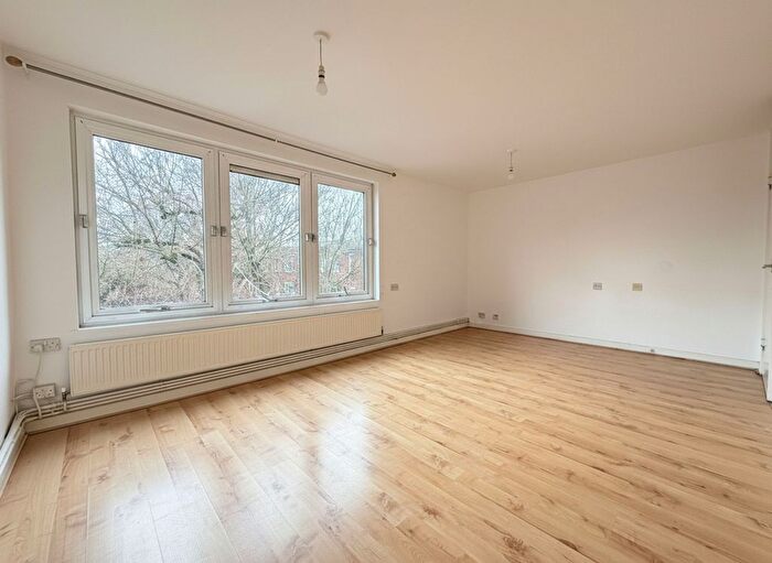 1 Bedroom Flat To Rent In Hilton Close, Uxbridge, UB8
