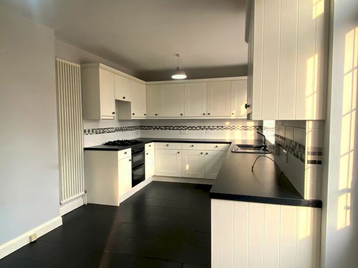 4 Bedroom Semi-Detached House To Rent In Hacton Drive, Hornchurch, RM12