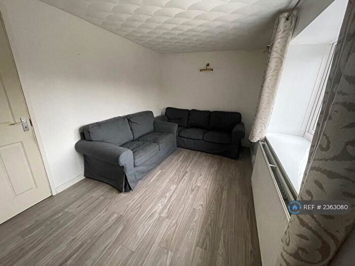 2 Bedroom Flat To Rent In High Street South, Berkhamsted, HP4