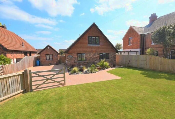 3 Bedroom Detached House To Rent In Victoria Road, Freshwater, PO40