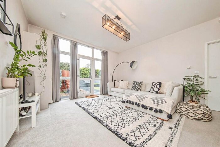 2 Bedroom Flat For Sale In Hawthorn Drive, Ipswich, Suffolk, IP2