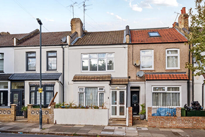 2 Bedroom Apartment For Sale In Malton Street, London, SE18