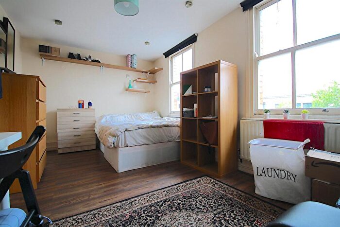3 Bedroom Flat To Rent In Mile End Road, London, E1