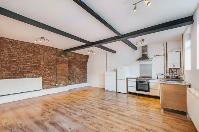 Apartment To Rent In Cinnamon Mews, Palmers Green, N13