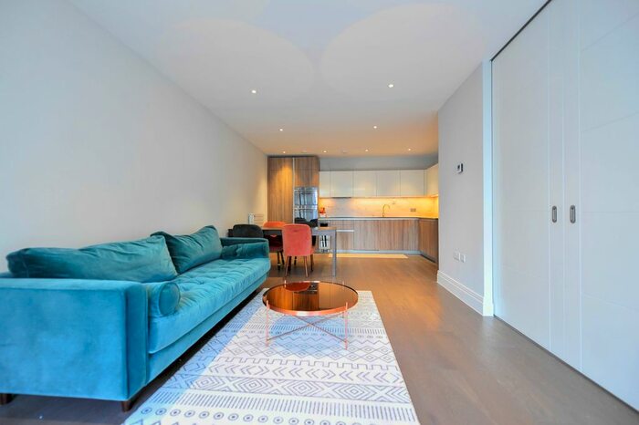 3 Bedroom Flat To Rent In Queenshurst Square, Kingston, KT2