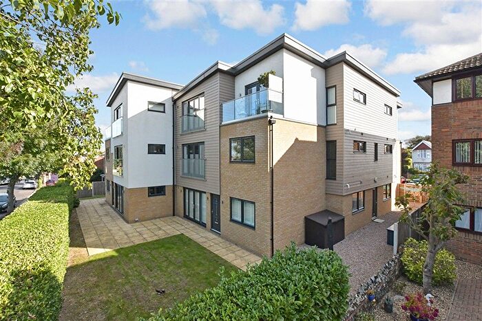 2 Bedroom Flat For Sale In Beach Avenue, Birchington, Kent, CT7