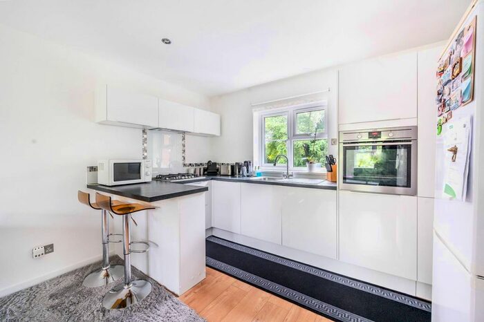 1 Bedroom Flat To Rent In Monarch Mews, Streatham Common, London, SW16