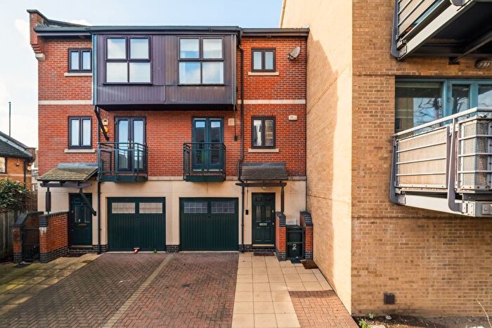 3 Bedroom Town House To Rent In Fitzwilliam Mews, E16