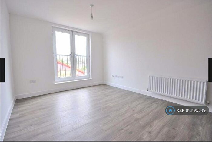 2 Bedroom Flat To Rent In South Street, Bishops Stortford, CM23