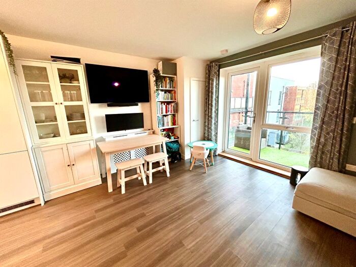 2 Bedroom Flat For Sale In Jackdaw Close, Romford, RM3