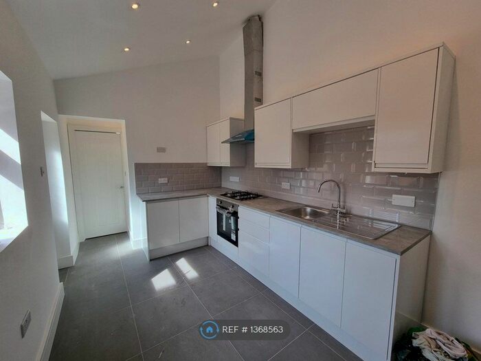 3 Bedroom Flat To Rent In Clarendon Gardens, Ilford, IG1