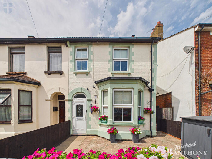 3 Bedroom Semi-Detached House For Sale In Bierton Road, Aylesbury, HP20