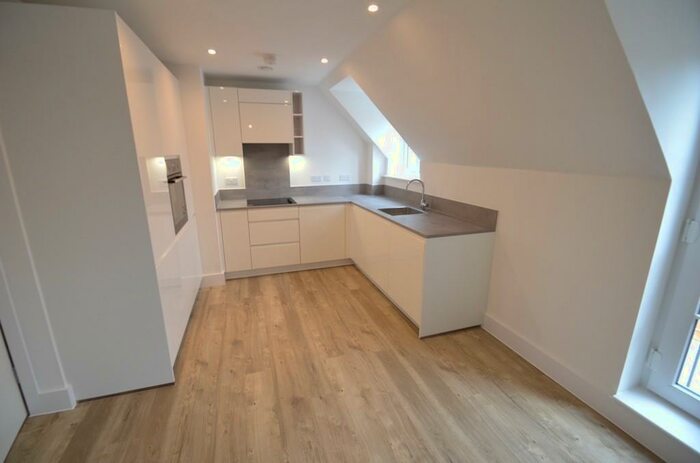 2 Bedroom Flat To Rent In Beatrice Square, Tadworth, Surrey, KT20