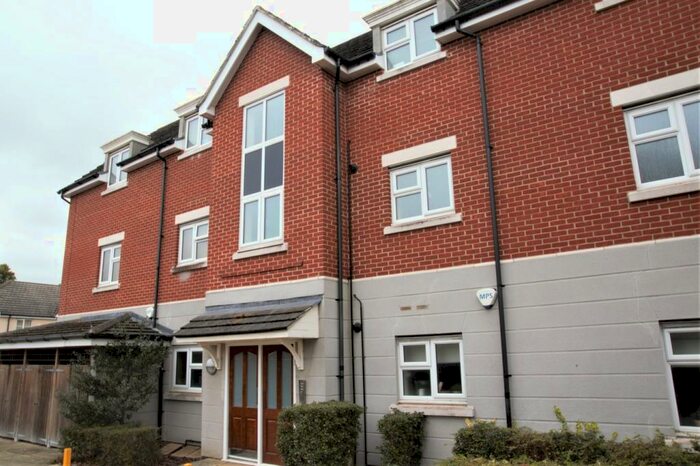 2 Bedroom Apartment To Rent In Aldenham Close, Slough, SL3