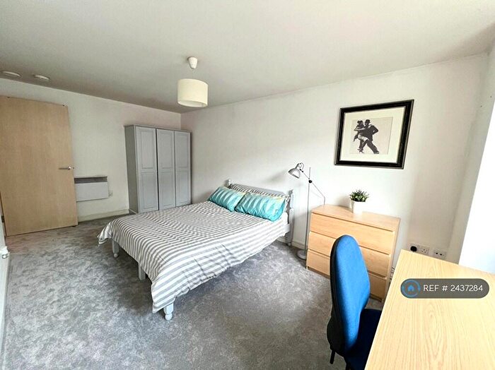 2 Bedroom Flat To Rent In The Quadrangle, Manchester, M1