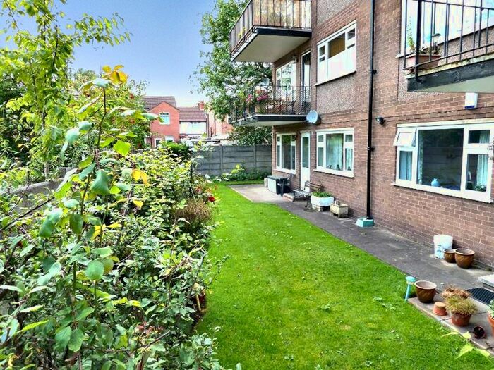 2 Bedroom Flat To Rent In Dixon Court, Cheadle, SK8