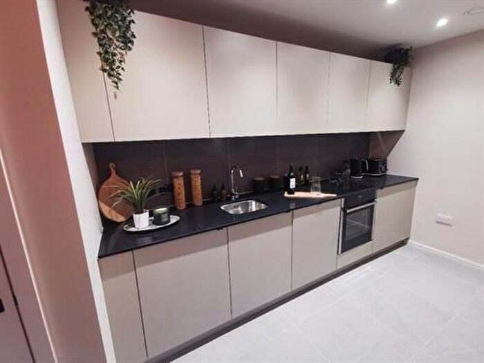 2 Bedroom Apartment To Rent In City Gardens, Castlefield, M15