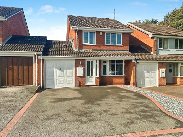 3 Bedroom Link Detached House For Sale In Wychall Drive, Wolverhampton, WV10