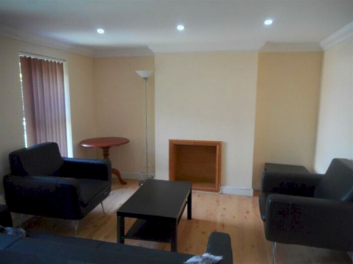 3 Bedroom Flat To Rent In Richmond Road, Cardiff, CF24