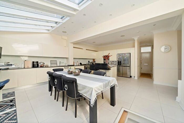 2 Bedroom Flat To Rent In Candahar Road, London, SW11