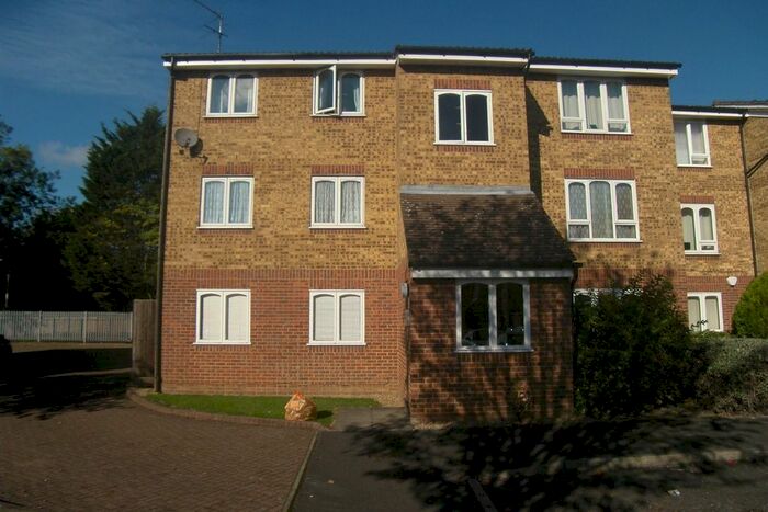 2 Bedroom Flat To Rent In Frazer Close, Romford, RM1
