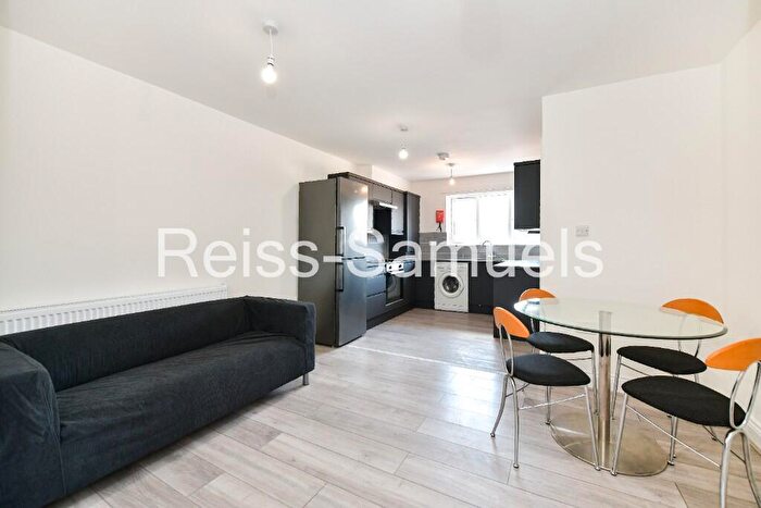 3 Bedroom Apartment To Rent In Ambassador Square, E14