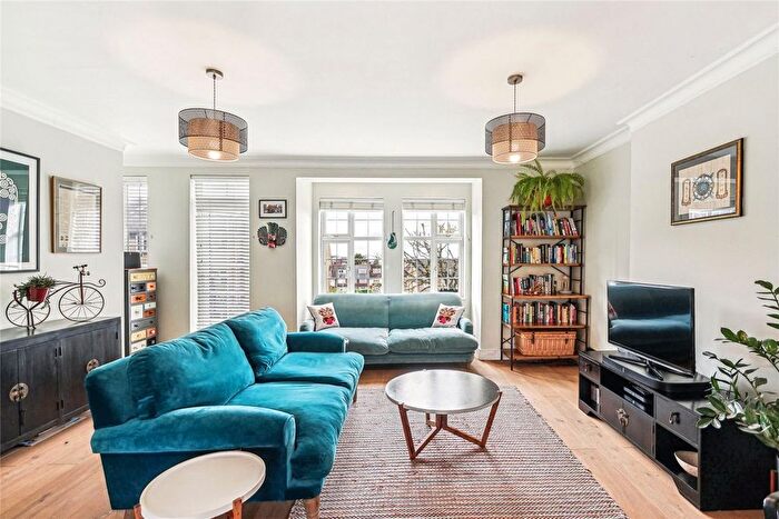 3 Bedroom Flat To Rent In Park Hill Court, London, SW17