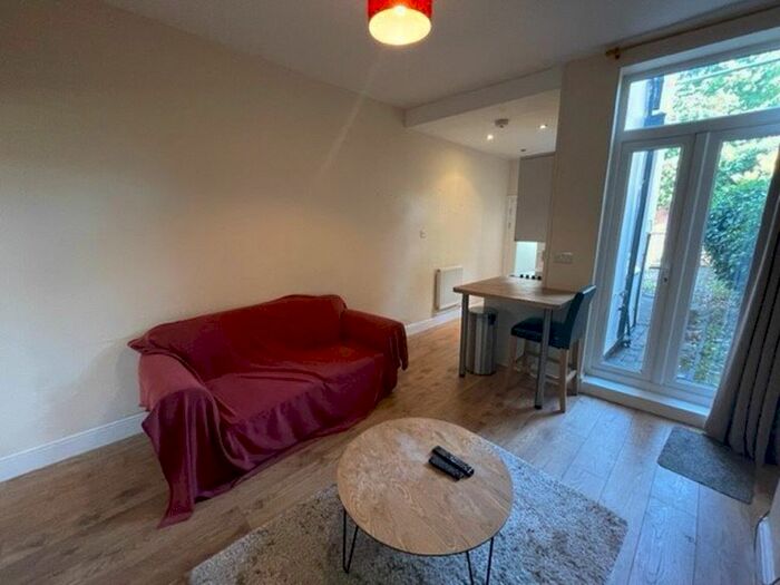 3 Bedroom Terraced House To Rent In Clarendon Park Road, Leicester, LE2