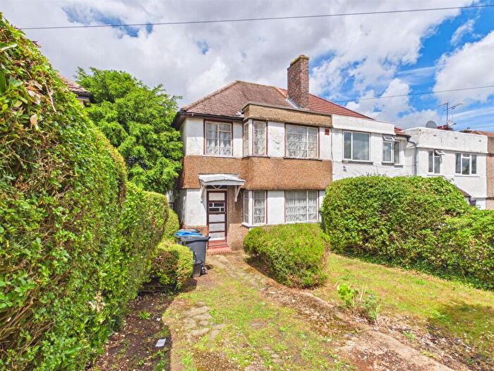 3 Bedroom End Of Terrace House For Sale In Benhurst Gardens, South Croydon, CR2