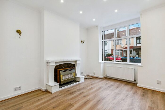 3 Bedroom Flat To Rent In Hawthorne Avenue, Mitcham, CR4