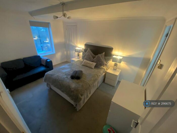 2 Bedroom Maisonette To Rent In Back Church Lane, London, E1