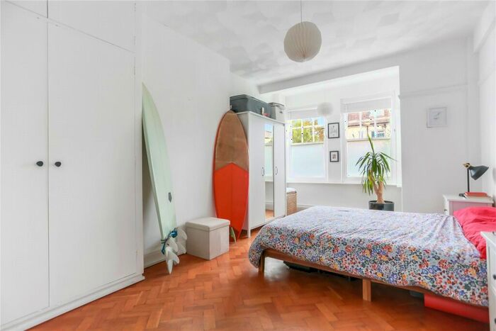 2 Bedroom Flat For Sale In Rochester Close, Rochester Gardens, Hove, BN3