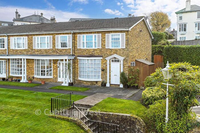 3 Bedroom End Of Terrace House For Sale In Linkfield Street, Redhill, Surrey, RH1