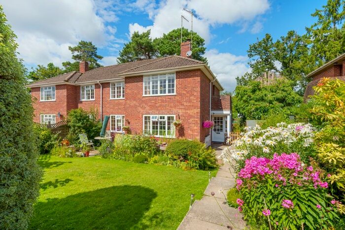 2 Bedroom Flat To Rent In Woodstock, East Grinstead, RH19