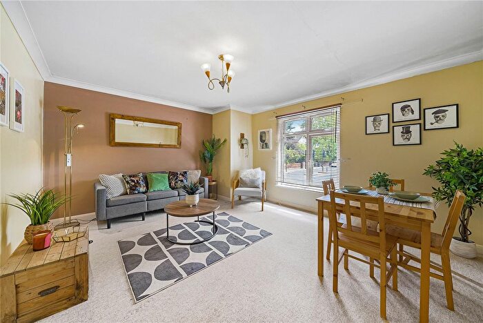 3 Bedroom Flat For Sale In Leithcote Path, London, SW16