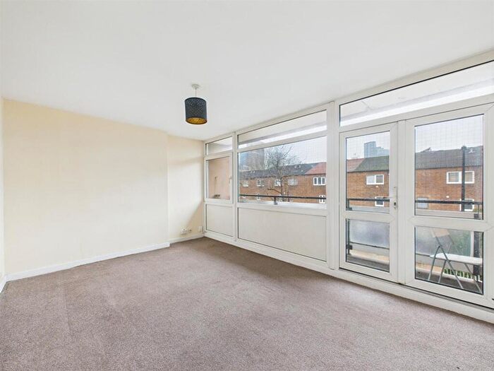 3 Bedroom Maisonette For Sale In Tomlinson Close, Shoreditch, E2