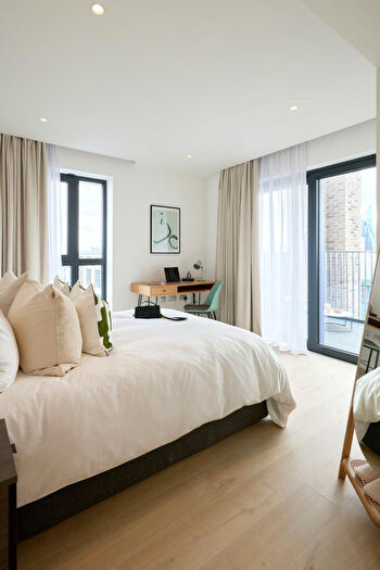 3 Bedroom Apartment To Rent In New Drum Street, Tower Hamlets, London, E1