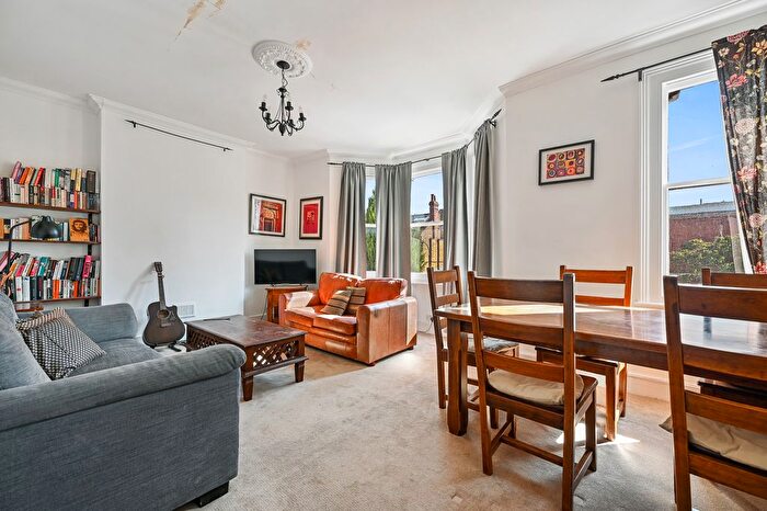 3 Bedroom Flat To Rent In Arminger Road, London, W12