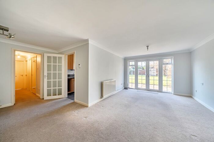 3 Bedroom Maisonette For Sale In Hawes Lane, West Wickham, Kent, BR4